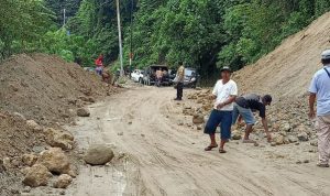 Daerah Rawan Longsor di Desa Enu, Polisi Turun Tangan