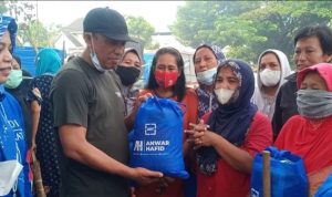 Ratusan Paket Sembako Dibagikan Demokrat Sulteng, Anwar Hafid : Sembako Ini Titipan AHY Bagi Warga Kota Palu