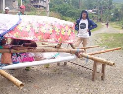 Akses Jalan Rusak, Warga Salobiro Ditandu Berobat ke Puskesmas