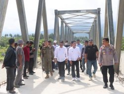 Kapolres Bersama Bupati Sigi Tinjau Pembangunan Jembatan di Desa Sidondo II