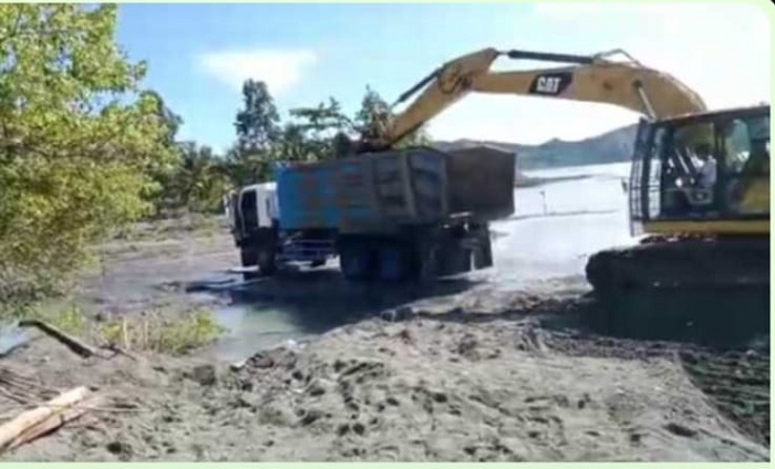 Dugaan kasus pengerukan atau pengambilan material pasir di muara sungai wilayah Desa Teku, Kecamatan Balantak Utara, Kabupaten Banggai, Sulteng.