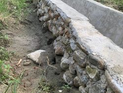 Dinding Luar Proyek Drainase Desa Kampung Baru Faktanya Belum Ditimbun