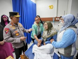 Jenguk Korban Bom Bunuh Diri Polsek Astana Anyar, Kapolri : Tetap Semangat Lindungi Masyarakat