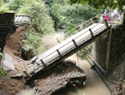 Jembatan Ambruk Penghubung Antar Desa Dikabarkan Putus, Usai Diterjang Banjir Bandang