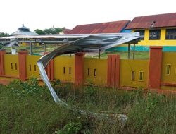 Atap SMA Negeri 8 Copot Diterjang Angin Kencang