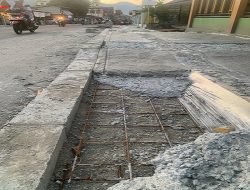 Pekerjaan Trotoar Jalan Tombolotutu Diduga Tak Sesuai Gambar Kerja, Warga : Selimut Beton dari Kawat Besi Berkarat Hanya Dicor Diatas Tanah