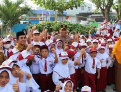 Pertama Kali Kapolda Sulteng Jadi Inspektur Upacara Bendera di SDN 15 Palu