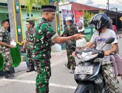 Koramil Parigi Berbagi Takjil Menjelang Buka Puasa