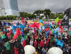 Ribuan Massa Aksi Banjiri Gedung DPR RI Protes Terhadap Perpu Cipta Kerja