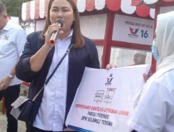 Vera Laruni Menyerahkan Bantuan Gerobak Usaha