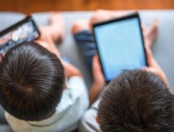 Heboh Mata Bengkak Diduga Bermain HP, Dokter Peringati Screen Time Anak