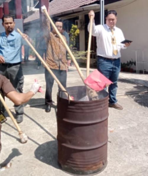 kejari tolitoli musnahkan babuk