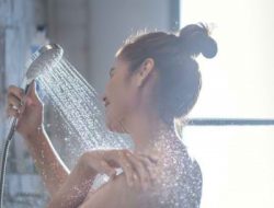 Manfaat Luar Biasa dari Mandi Pagi dengan Air Dingin