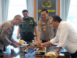 Surprise Kue Ulang Tahun untuk Wakapolda Sulteng dalam Perayaan Hari Bhayangkara ke-77
