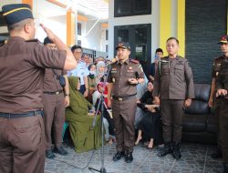 Kepala Kejaksaan Tinggi Sulteng Memimpin Upacara Pemakaman Almarhum Mohammad Ronald