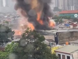 27 Unit Damkar Dikerahkan, Padamkan Kebakaran Ruko dan Permukiman Padat di Menteng