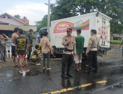 Bantu Pengendara Mobil Box, Kapolsek Ulubongka Langsung ke Lokasi Kecelakaan