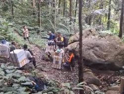 Polisi Jalan Kaki Tiga Hari Kawal Logistik Pemilu