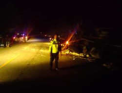 Pengemudi Tronton Oleng dan Terbalik