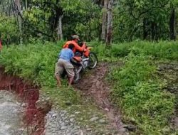 Terputusnya Akses Jalan Desa Karya Mandiri Akibat Banjir Mulai Teratasi