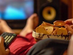 5 Kebiasaan Malam Hari Bikin Berat Badan Naik, Kalian Wajib Tahu