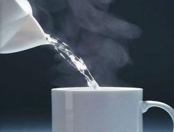 Minum Air Hangat di Pagi Hari Baik untuk Kesehatan, Simak Infonya