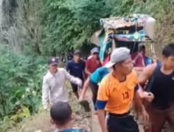 Pasien Dirujuk ke Rumah Sakit dengan Tandu Akibat Sulitnya Akses Jalan