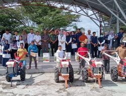 Pemkab Pasangkayu Serahkan Alsintan kepada Kelompok Tani
