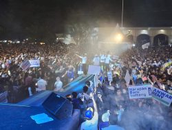 Lautan Massa Padati Deklarasi Anwar – Reny di Kota Luwuk, Keren Nyanyi Bareng Anwar Hafid