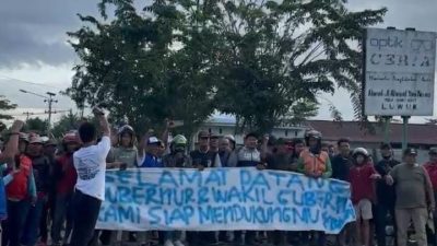 Warga Toili Sambut Anwar – Reny dengan Meriah, Massa Teriaki Selamat Datang Gubernurku