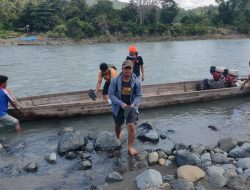 Polisi Naik Perahu Menyusuri Sungai Amankan Pelaku Pelecehan Seksual Anak Dibawah Umur di Desa Kasiala, Kabarnya Ayah Tiri Pelakunya