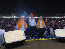 Diguyur Hujan, Massa Meluber Hadiri Deklarasi Anwar – Reny di Kota Palu