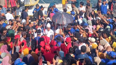 Tiba di Pelabuhan Banggai Laut, Anwar – Reny Disambut Ribuan Pendukung