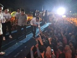 Walau Diguyur Hujan, Ribuan Massa Banggai Laut Ikuti Deklarasi Anwar – Reny