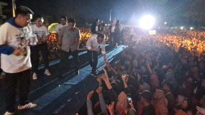 Walau Diguyur Hujan, Ribuan Massa Banggai Laut Ikuti Deklarasi Anwar – Reny