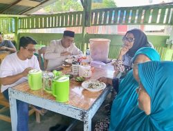 Paslon Rahmad-Rasyid Sarapan Bubur Jadi Pusat Perhatian Warga Donggala