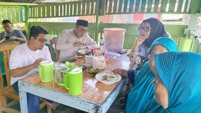 Paslon Rahmad-Rasyid Sarapan Bubur Jadi Pusat Perhatian Warga Donggala