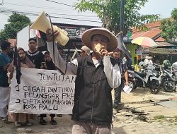 Unjuk Rasa LS-ADI Desak Bawaslu Palu Tindak Dugaan Pelanggaran Kampanye