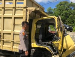 Truk Pengangkut Semen Terguling, Diduga Sopir Mengantuk