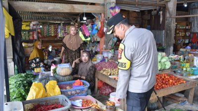 Kapolres Morut Cek Harga Sembako Jelang Ramadhan di Pasar Ponteoa Beteleme
