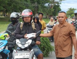 Polres Sigi Bersama Media Bagikan Takjil ke Masyarakat, Said Gasalele Jadi Panutan!