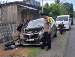 Hilang Kendali, Dua Mobil Ringsek di Jalan Trans Sulawesi Touna