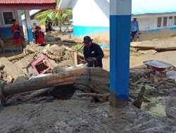 Sekolah Terdampak Banjir di Donggala, Tim Brimob Bekerja Bergotong royong Bersihkan Lumpur