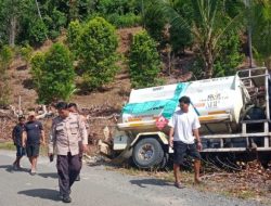 Rem Blong, Truk Tangki BBM Nyemplung ke Saluran Air di Jalan Trans Sulawesi