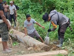 Polisi dan Warga Gotong Royong Perbaiki Jembatan Rusak di Pasangkayu