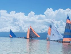 Lomba Perahu Layar Meriahkan HUT Desa Ogomolos ke-14, Warga Tetangga Turut Antusias