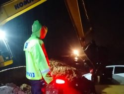 Longsor di Jalur Kebun Kopi Lumpuhkan Lalu Lintas, Polisi Bertindak Cepat Evakuasi Kendaraan Terjebak