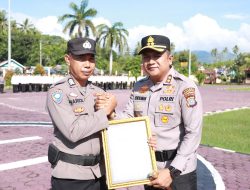 Kapolres Parimo Beri Penghargaan Pada Bripka Abdul Harik Setelah Dedikasinya Viral Di Sosial Media