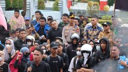 Demo Damai di Touna, Polisi dan Mahasiswa Berbaur Hingga Santap Nasi Bungkus Bersama