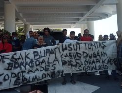 Warga Sibualong Datangi Kantor Bupati Donggala, Bupati: Kades Sibualong Diberhentikan Sementara